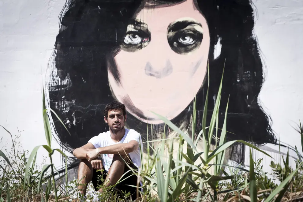 Luis Costa  frente al mural de Paula Bonet en Grañén