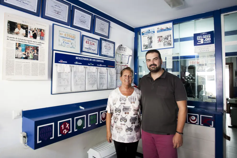 César Oriol y su madre María Pilar Azagra en su administración de loteria de Grañén