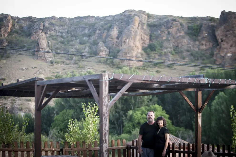 Pedro Rioja y Elsa Castellano en la terraza de su restaurante 'Érase una vez... el mundo al revés'