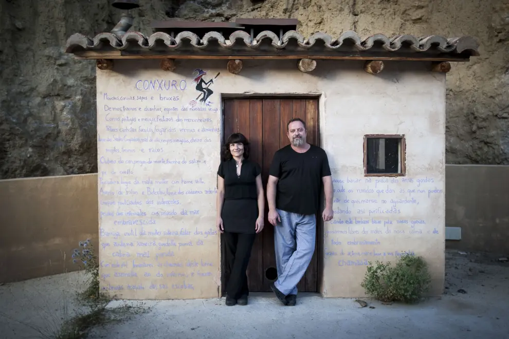 Pedro Rioja y Elsa Castellano en la terraza de su restaurante 'Érase una vez... el mundo al revés'