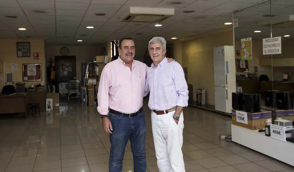 Manuel y Joaquín posan en el interior de Electrodomésticos Español.