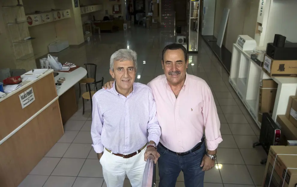Joaquín y Manuel posan en el interior de Electrodomésticos Español.