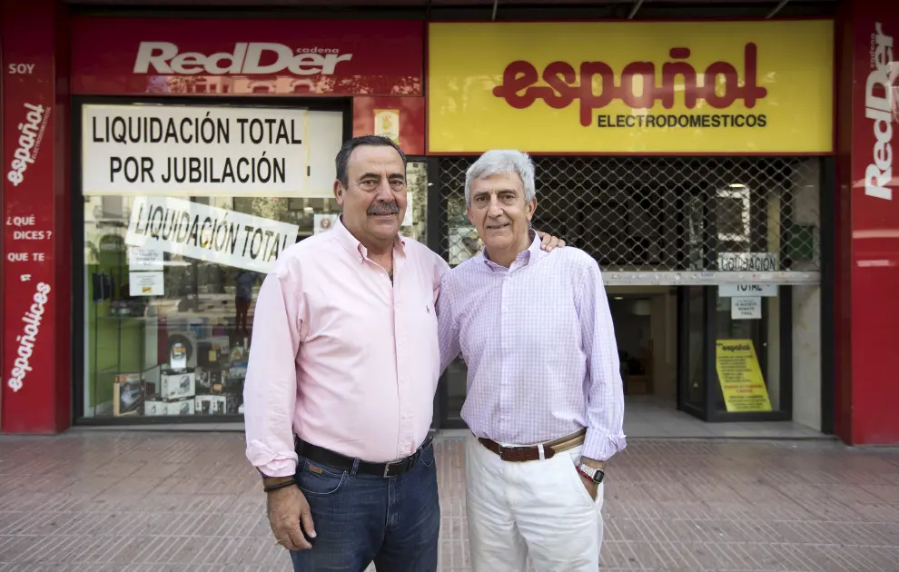 Manuel y Joaquín posan a las puertas de su empresa, ubicada en paseo de Sagasta 32.
