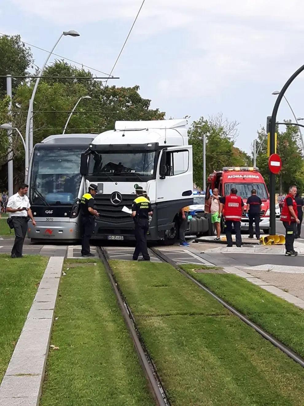 El tranvía descarrila tras colisionar contra un camión