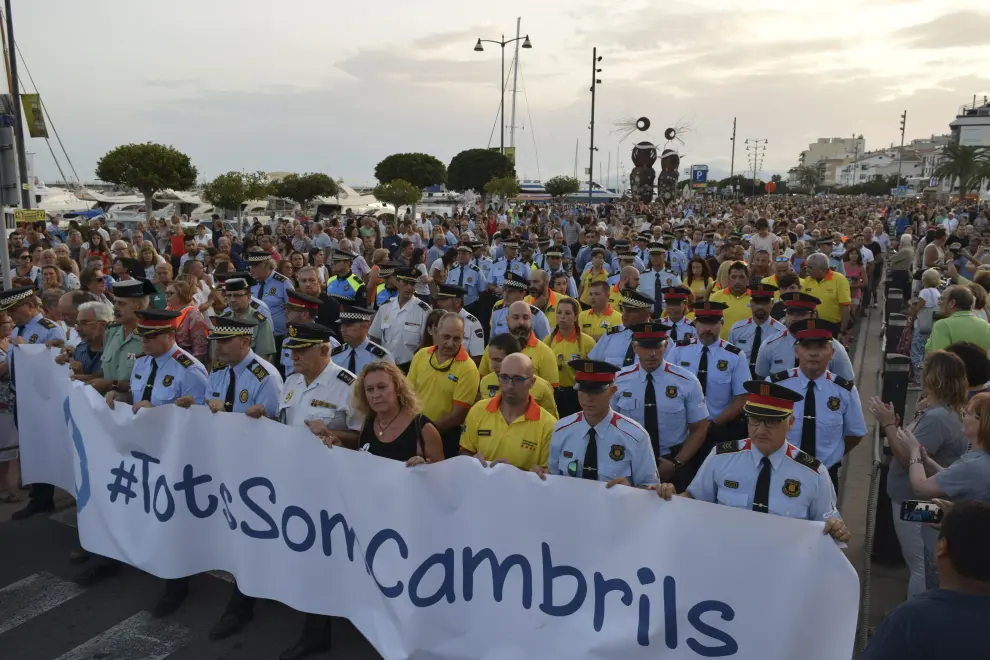 Multitudinaria manifestación en Cambrils en contra del terrorismo