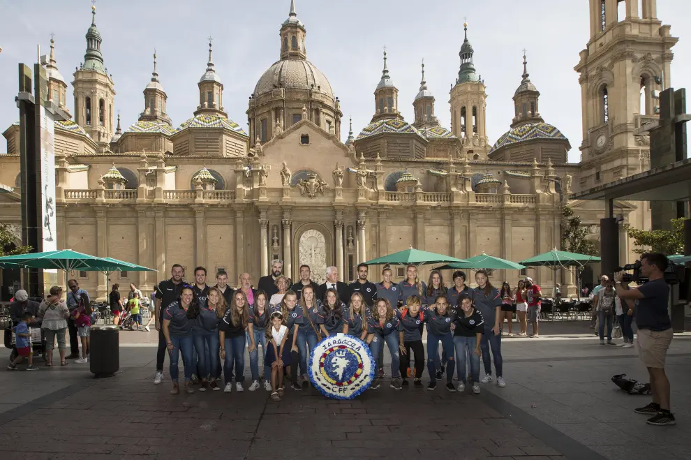 El Zaragoza Femenino realiza la ofrenda a la Virgen del Pilar