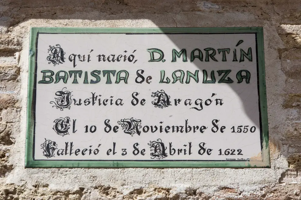 Placa en la casa natal de Martín Bautista de Lanuza, Justicia de Aragón.