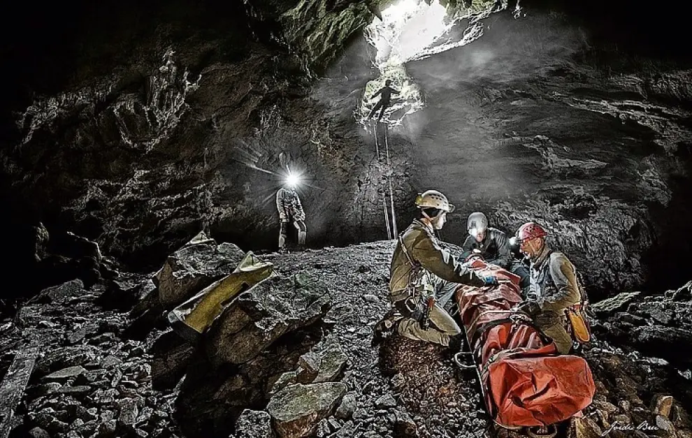 En una cueva. Composición del salvamento de un espeleólogo en una cueva de la sierra de Andía (Navarra).