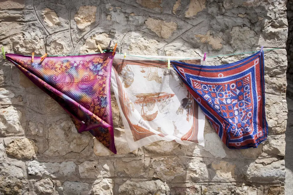 Pañuelos tendidos al sol en una calle de Griegos
