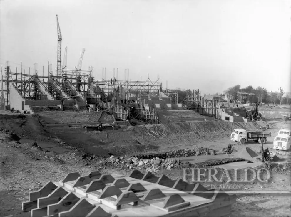 El 8 de septiembre de 1957 se inauguraba el estadio de la Romareda. Esta foto muestra un momento de la obras de construcción