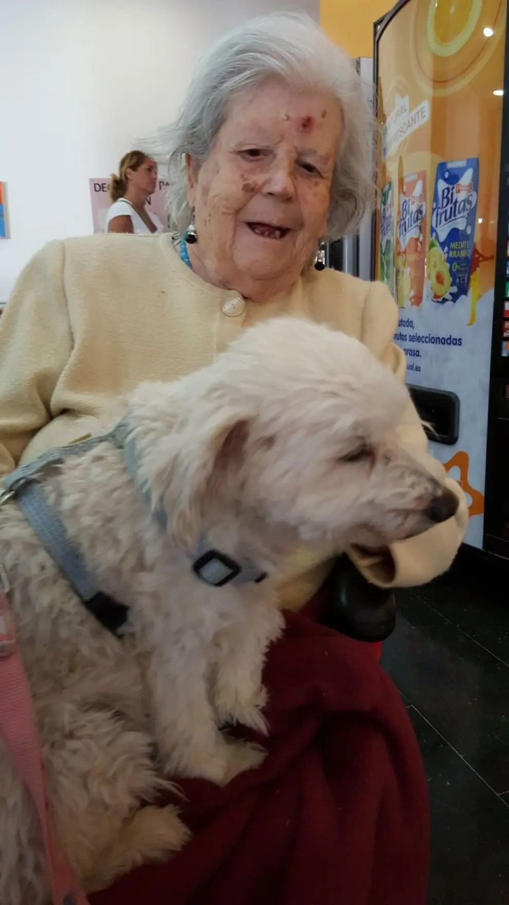 Terapia con perros para 'olvidarse' del alzhéimer en la Residencia Delicias de la Fundación Rey Ardid.