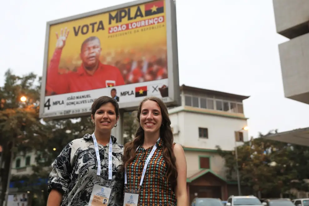 Las aragonesas Sandra Lario y Ana Baquerizo, en Angola.