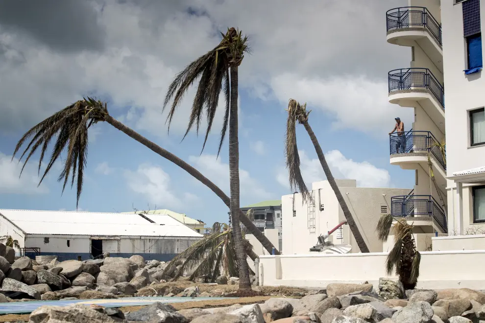 Irma arrasa las islas del Caribe y avanza hacia la costa de Florida.