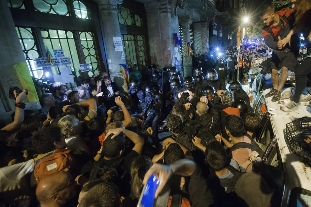 La Guardia Civil, bloqueada en una sede de la Generalitat