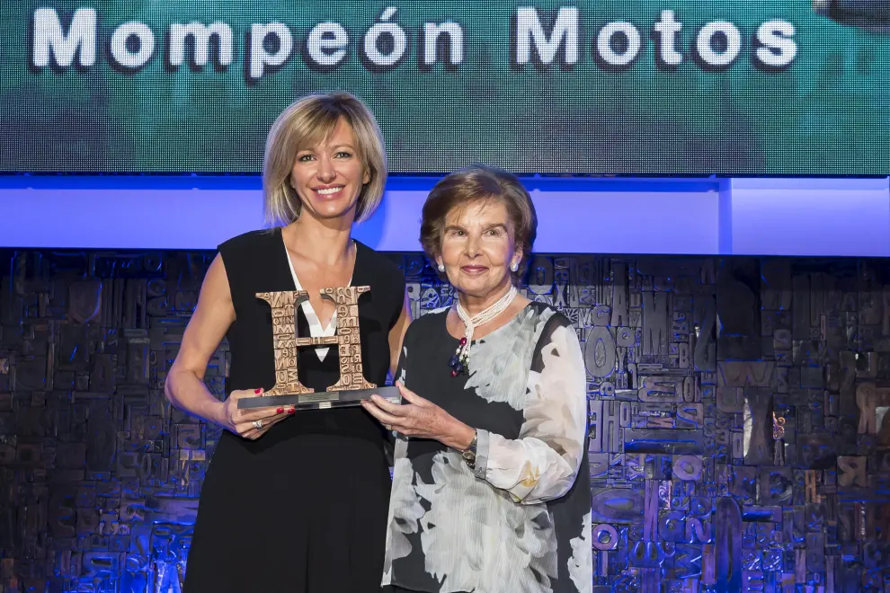 Susanna Griso recibe el Premio Antonio Mompeón Motos de Periodismo de manos de Pilar de Yarza.