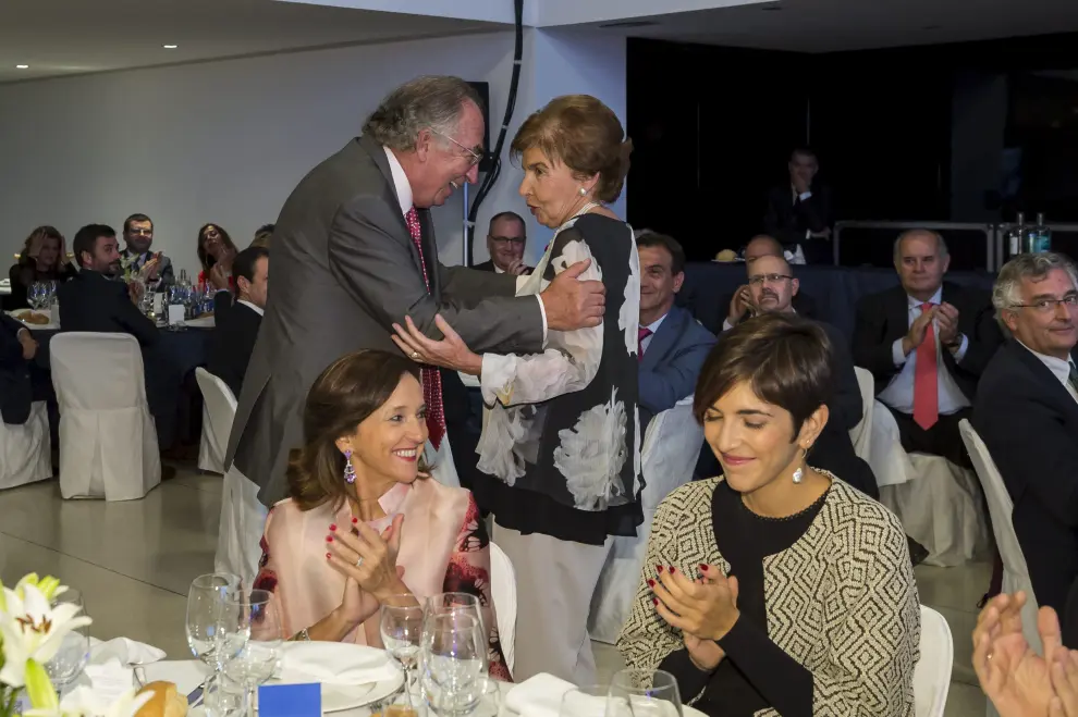 Afectuoso abrazo entre Amado Franco y Pilar de Yarza. En primer plano, Ana Santos y Violeta Barba.