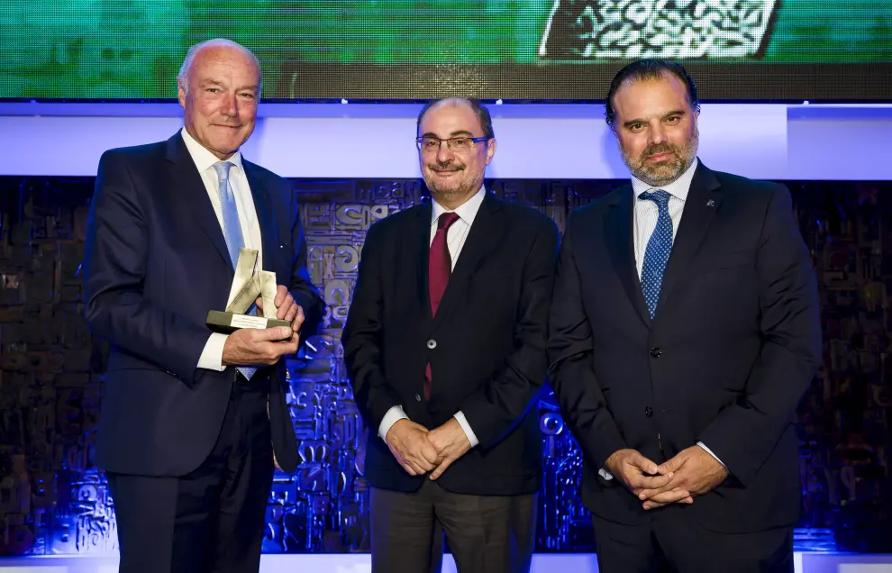 Alain Rousset, con Javier Lambán y Fernando de Yarza López-Madrazo, tras recibir el Premio HENNEO.