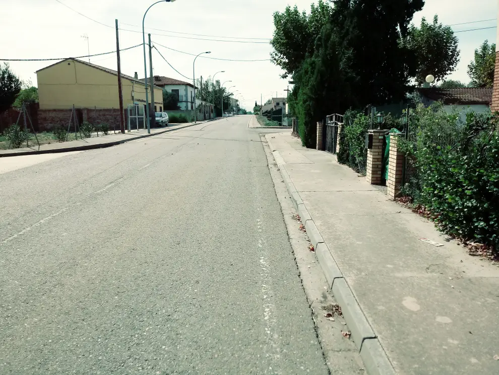 Acera que desvia la carretera en La Puebla de Hijar
