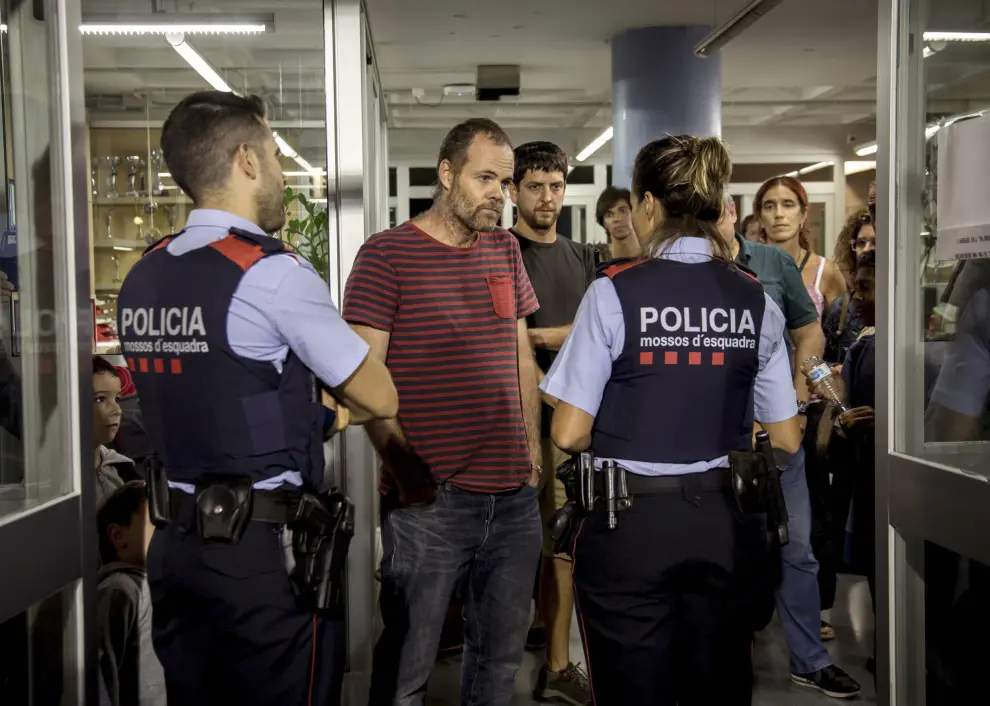 Los mossos entran en colegios de Cataluña