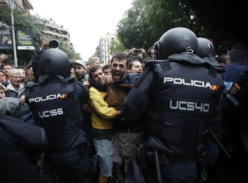Momento de tensión durante la celebración del referéndum ilegal en Cataluña