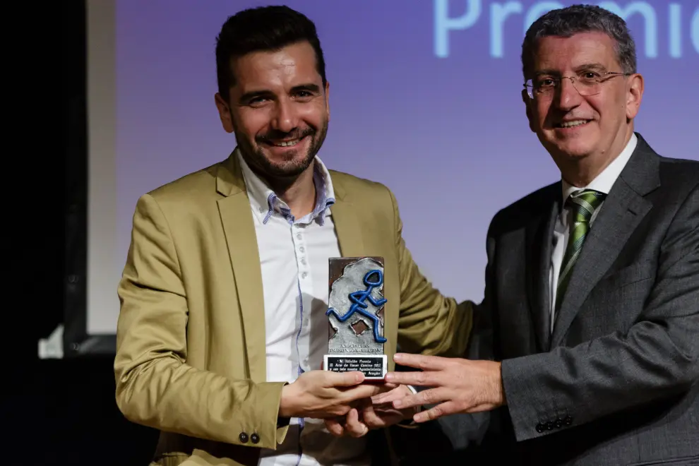 Roberto Isasi recibe el premio a HERALDO de manos del consejero de Sanidad, Sebastián Celaya.