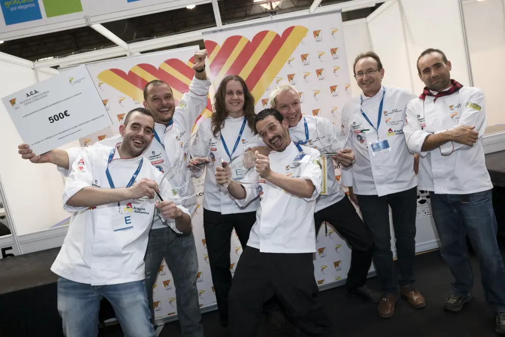 Domingo Mancho, presidente de la Asociación de Cocineros de Aragón, junto a los ganadores.