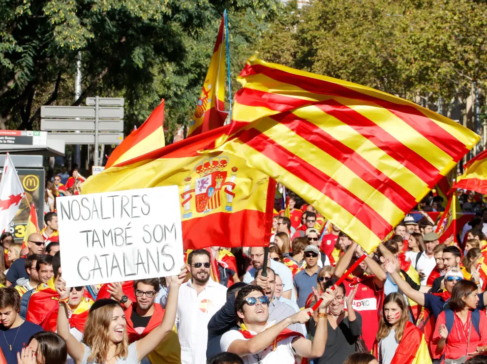 Una marea humana de "mayoría silenciosa" comienza a tomar el centro de Barcelona