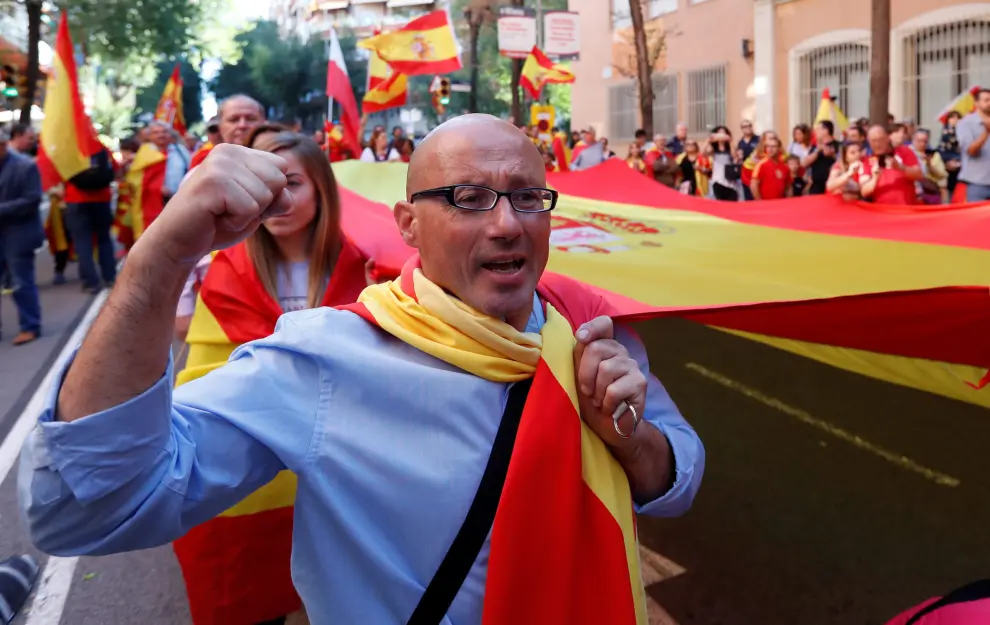 Numerosos ciudadanos han comenzado a concentrarse en el centro de Barcelona con banderas españolas desde la primera hora de este domingo.