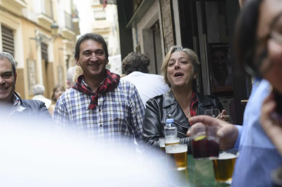 Los bares y terrazas del centro de Zaragoza lucen estos días llenos de gente con motivo de unas fiestas del Pilar en las que acompaña el buen tiempo.