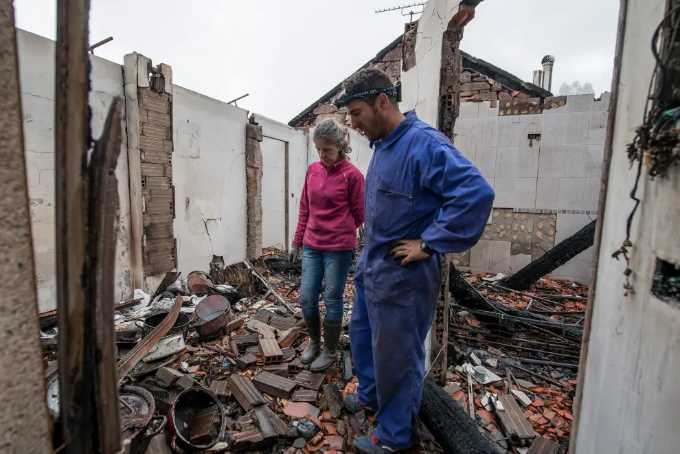 Dos vecinos de Moces en su casa, que quedó arrasada por el fuego