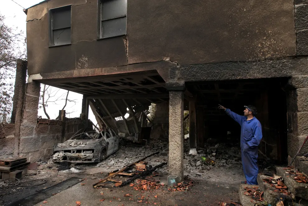 José Álvarez muestra los efectos del fuego en la fachada de su casa