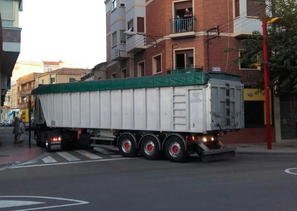 Un camión girando por una de las calles del centro de Casetas