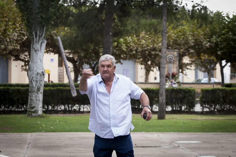 Félix Serrano lanzando la barra en el parque del Pilar.
