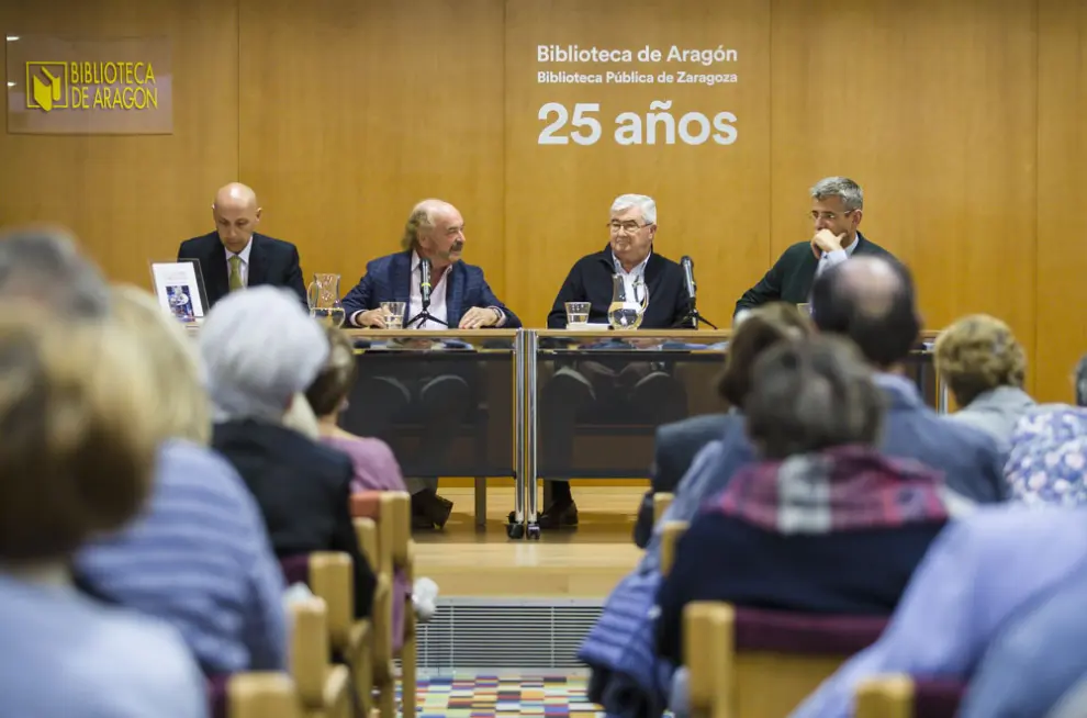 Luis Sanz, Eugenio Mateo, José Luis de Arce y Mikel Iturbe, durante la presentación del libro en la Biblioteca de Aragón.