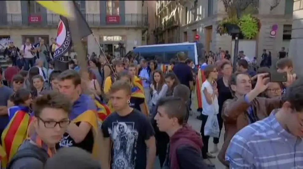 Los Mossos desalojan a Álvaro de Marichalar de la Plaza Sant Jaume