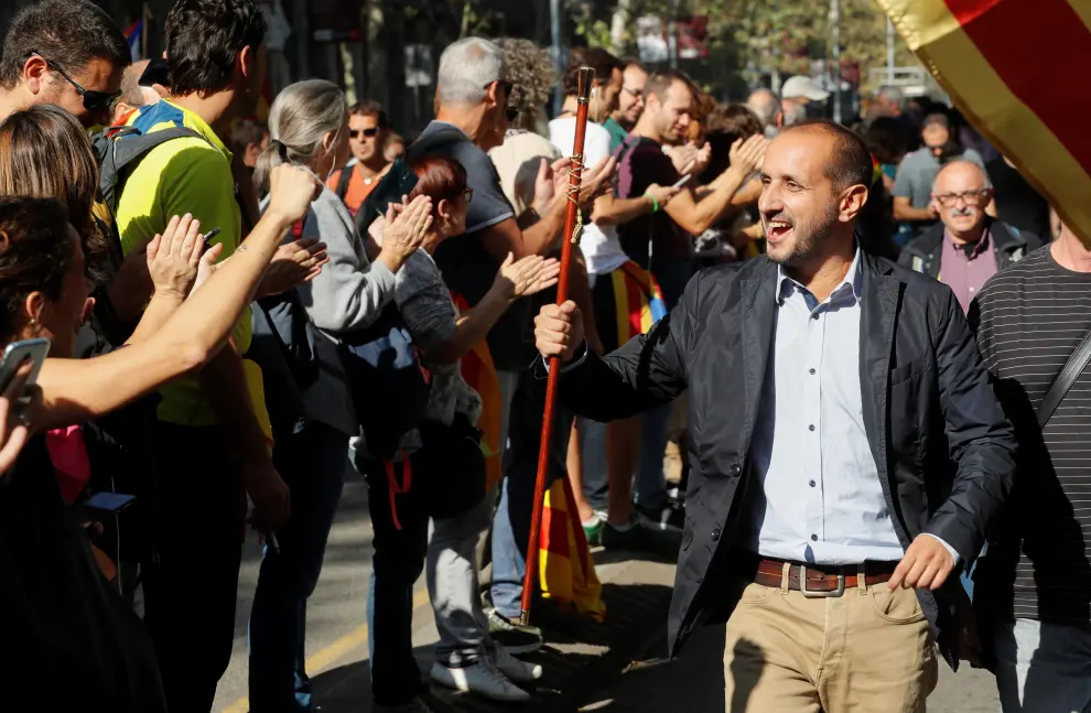 Un alcalde catalán es vitoreado al llegar a la sesión histórica en el Parlament para votar la declaración de independencia