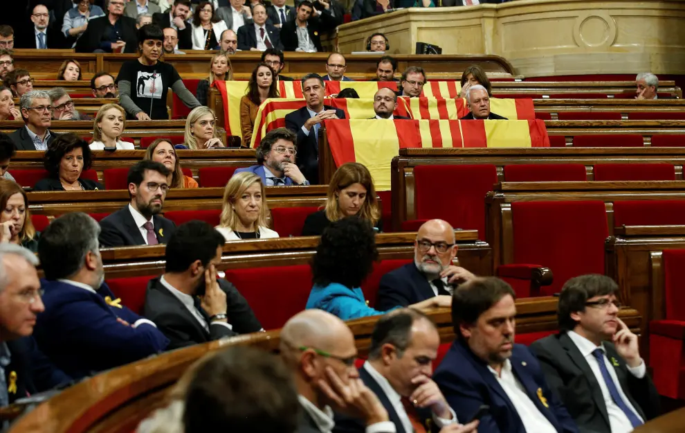 Los escaños de los diputados del PPC, con banderas de España y de Cataluña, en la sesión histórica en el Parlament para votar la declaración de independencia