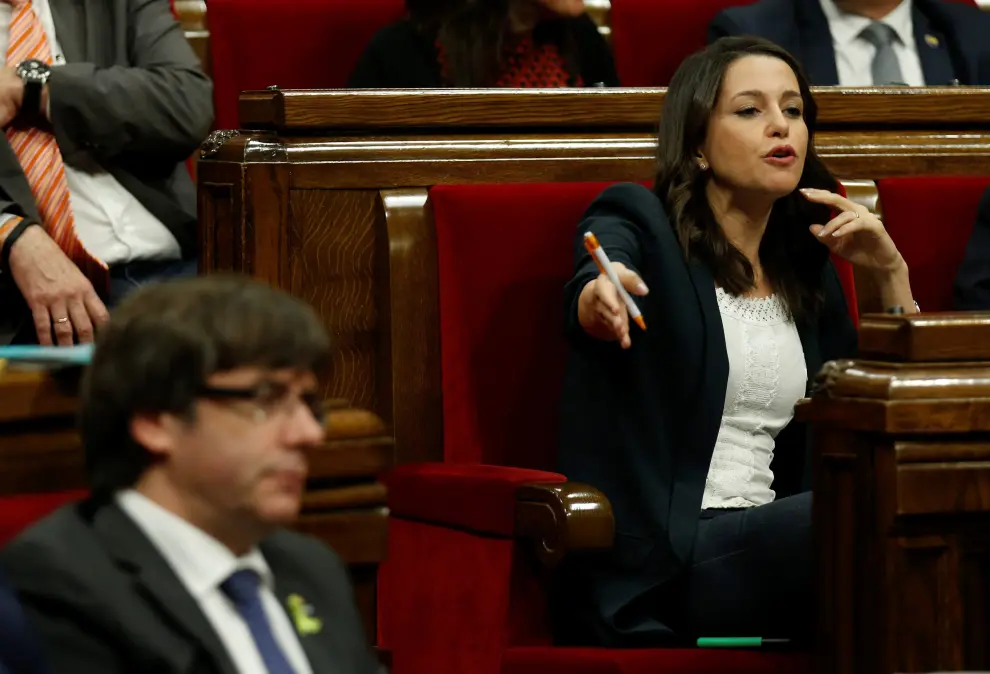 Inés Arrimada y Carles Puigdemont, en la sesión histórica en el Parlament para votar la declaración de independencia
