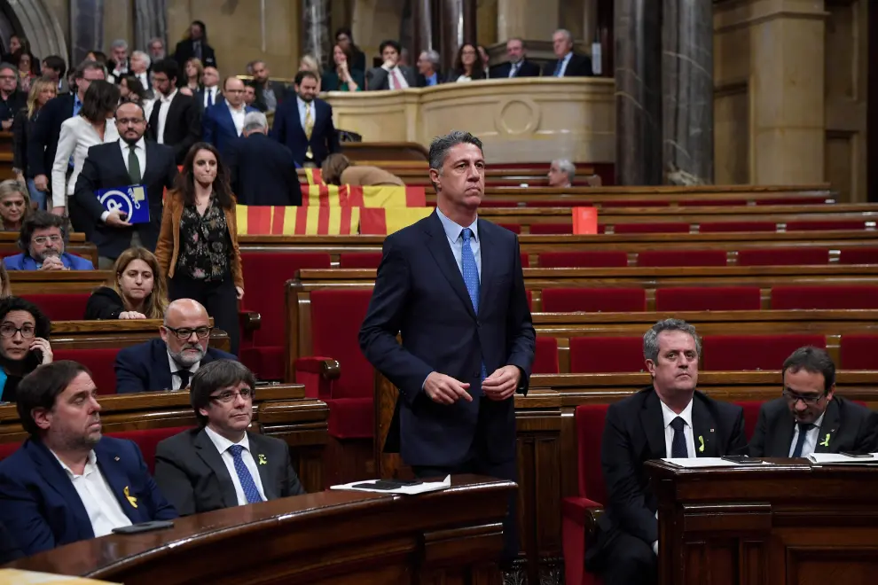 El portavoz del PP en el Parlament, García Albiol, abandona la cámara ante Puigdemont, justo antes de la votación de la declaración de independencia.