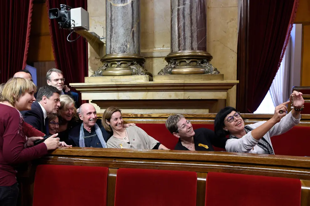 Miembros de Junts pel Si se hacen una foto en la sesión histórica en el Parlament para votar la declaración de independencia