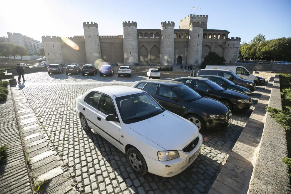 El Ayuntamiento prohíbe que los coches aparquen en la Aljafería desde diciembre.