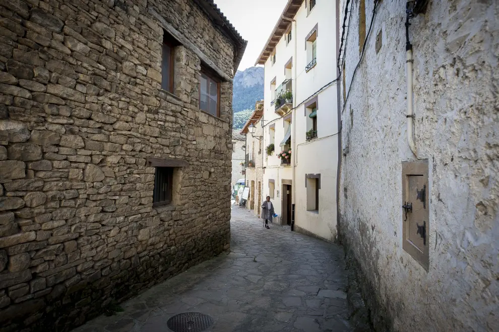 Calle de Santa Cruz de la Serós.