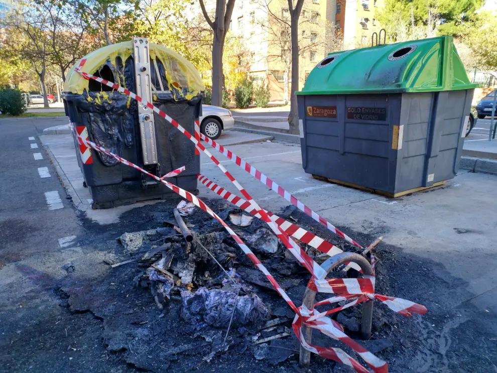 Arden dos contenedores en el Actur y dos vehículos resultan afectados