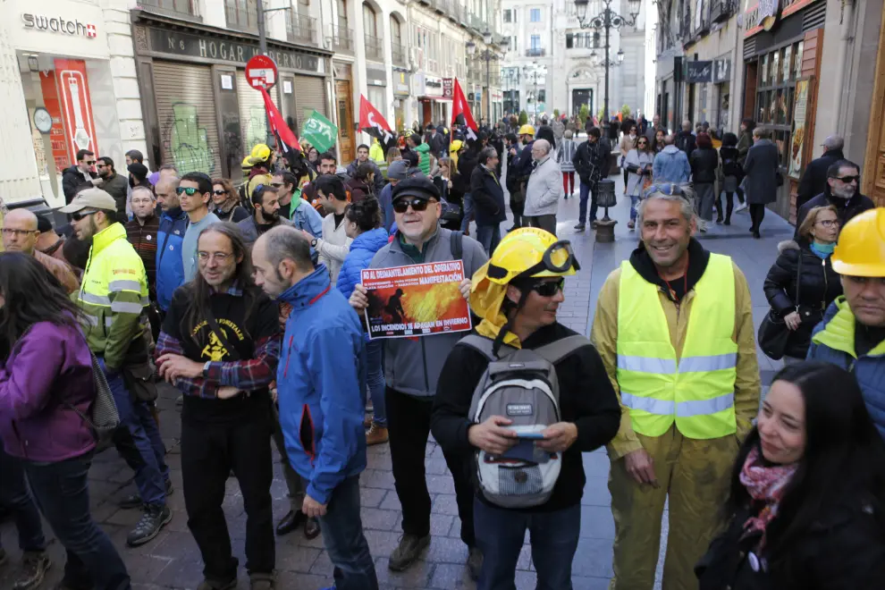Manifestación de trabajadores forestales de Sarga en el centro de Zaragoza.
