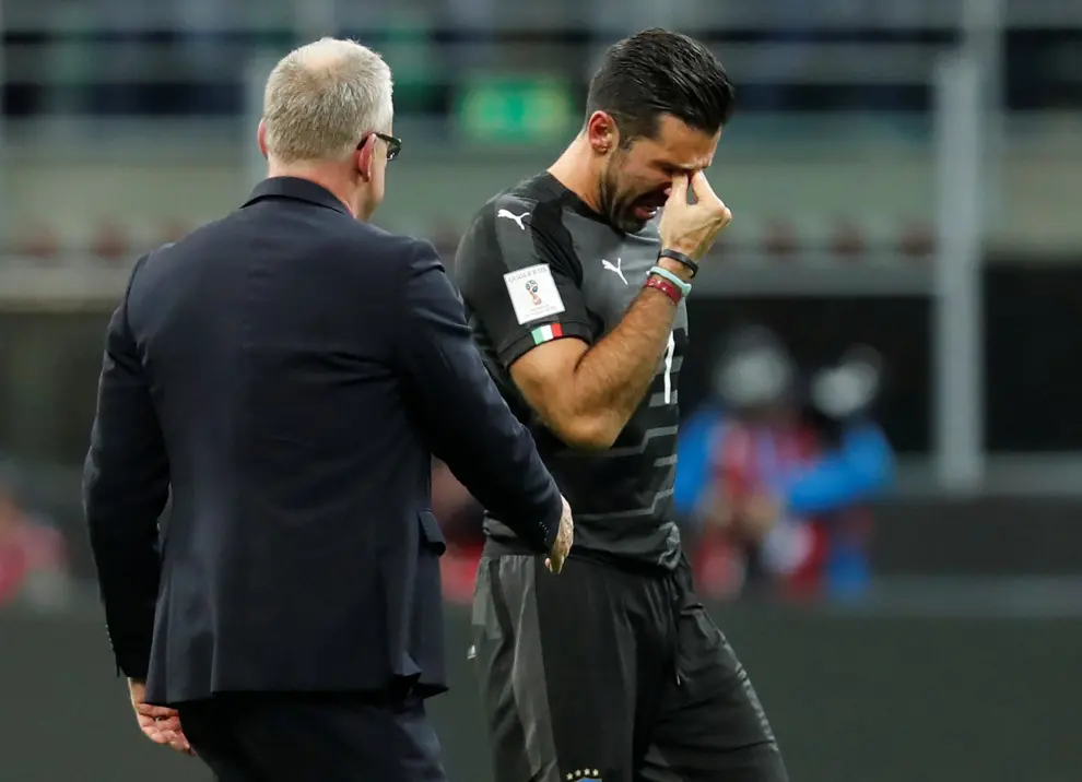 El capitán de la selección italiana, Gianluigi Buffon, llora tras perder su último partido con la selección italiana