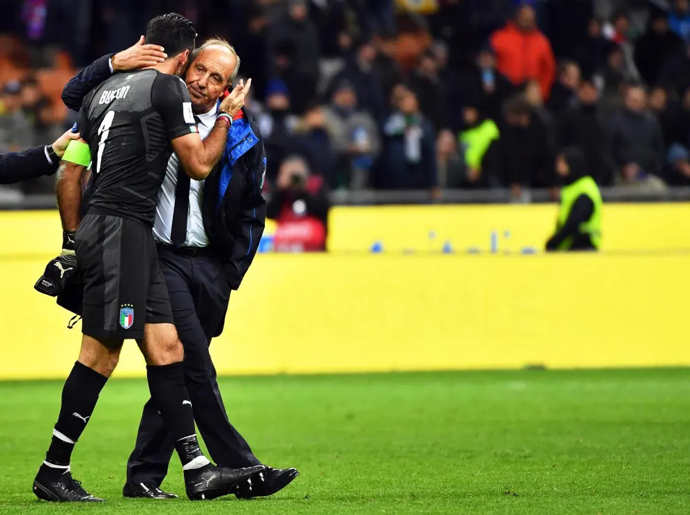 El capitán de la selección italiana, Gianluigi Buffon, llora tras perder su último partido con la selección italiana