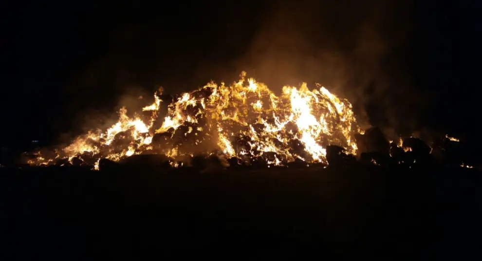 Espectacular incendio al arder una montaña de paja en Villanueva de Gállego