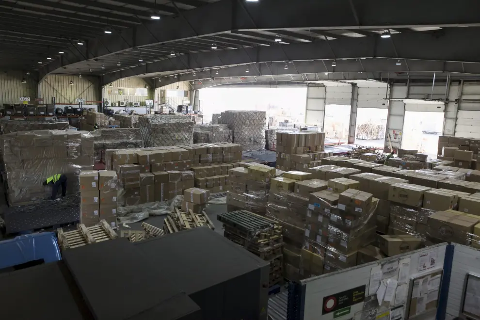 Vista panorámica de la terminal de Groundforce Cargo, repleta de mercancía textil en proceso de preparación para llenar las bodegas de tres aviones de las compañías Cargolux, Saudia y Emirates con destino a Dubái, Baréin y México.