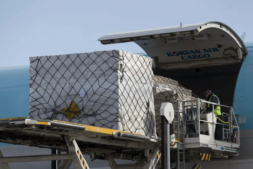 Una plataforma, con capacidad para 14.000 kilos, eleva la mercancía hasta la bodega principal del Jumbo de Korean Air. La carga y descarga de un aparato de este tamaño se alarga más de hora y media gracias a la pericia del personal de las compañías de handling de Groundforce y Swissport.