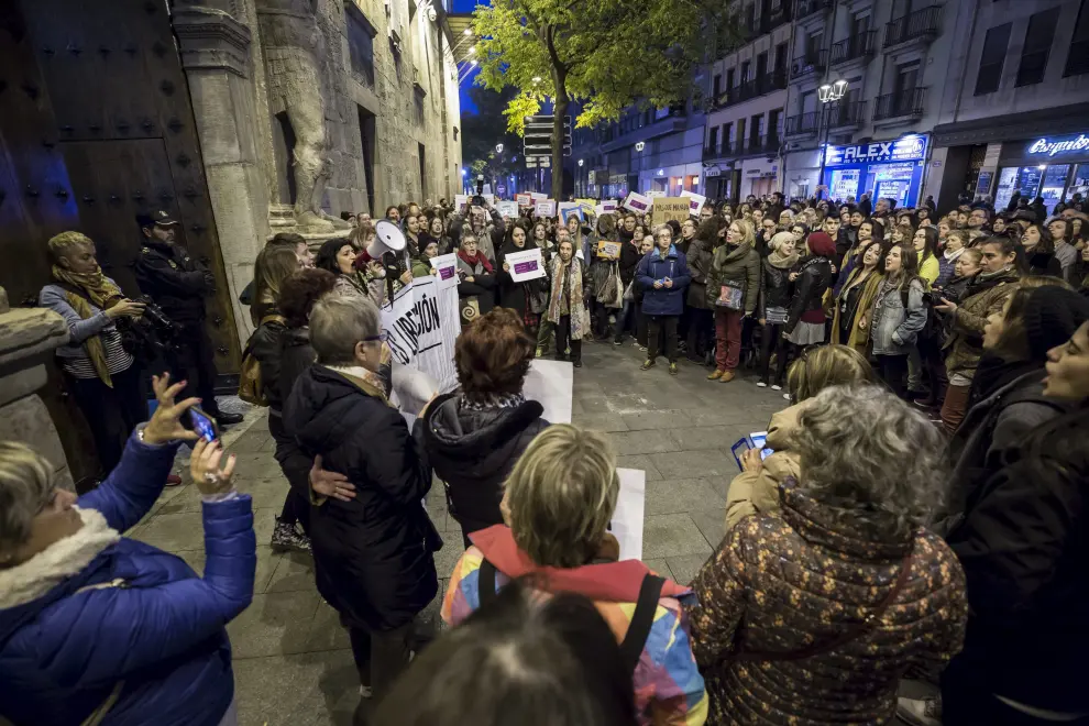 Unas 350 personas se concentran en Zaragoza al grito de "la manada' somos nosotras"